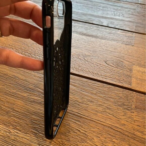 Kate spade ♠️ New York phone case with beautiful raised lace design. Black/clear - Picture 3 of 6